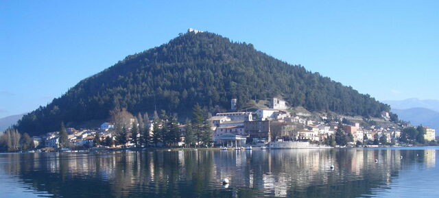 Isla con colina Pirámide de Piediluco