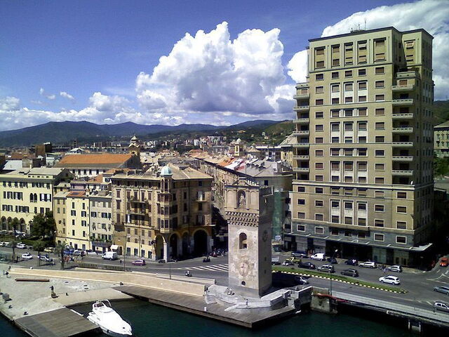 Vista de Savona y de su puerto