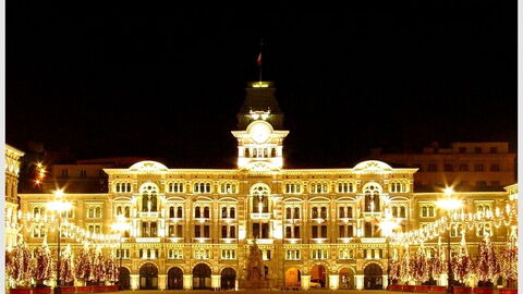Plaza Unità por la noche