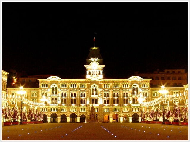 Plaza Unità por la noche