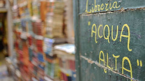 Libreria Acqua Alta, Exterior