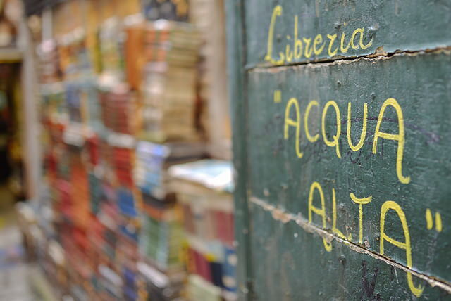 Libreria Acqua Alta, Exterior