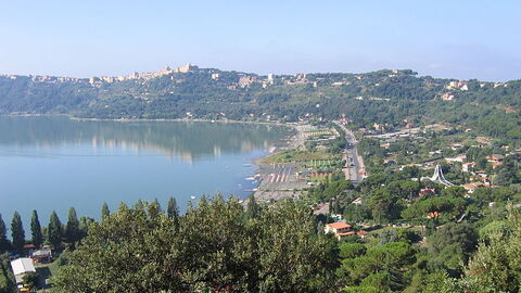 Vista de Castel Gandolfo y el lago Albano