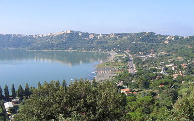 Vista de Castel Gandolfo y el lago Albano