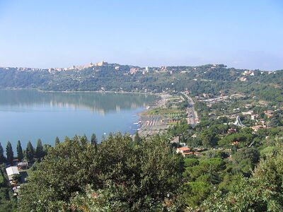 Vista de Castel Gandolfo y el lago Albano
