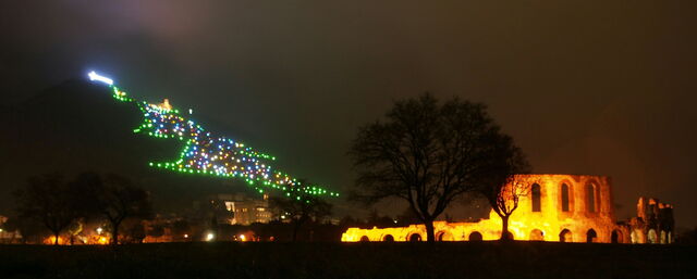 Árbol de Navidad de Monte Ingino