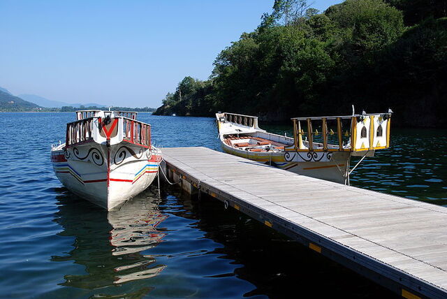 Barcos en la orilla del lago de Mergozzo