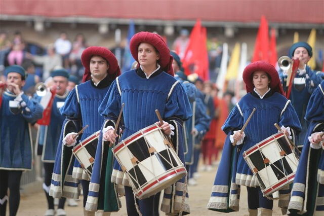 Procesión con los trajes medievales