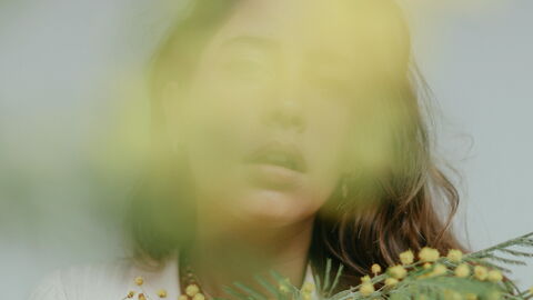 Mujer con flores de mimosa