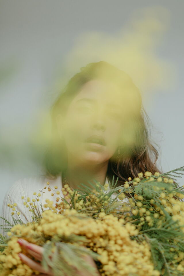 Mujer con flores de mimosa