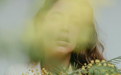 Mujer con flores de mimosa