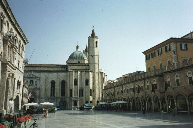 Piazza del Popolo en la ciudad de Ascoli Piceno