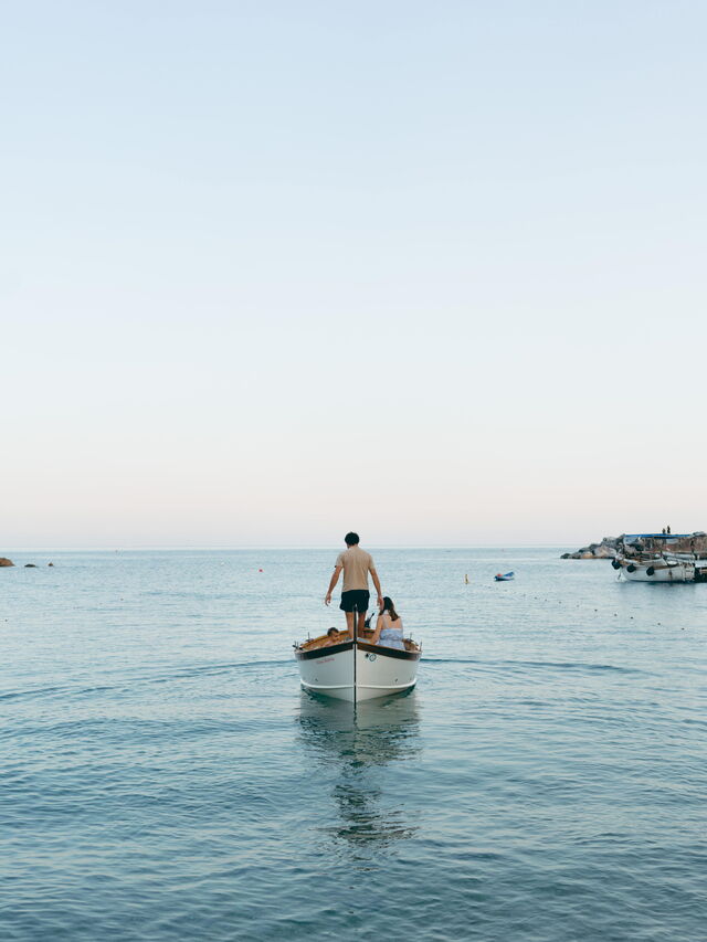 Barco en las aguas de las Cinque Terre