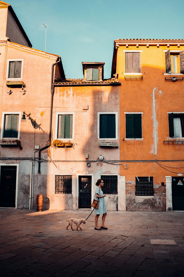 Propietario y perro en Venecia