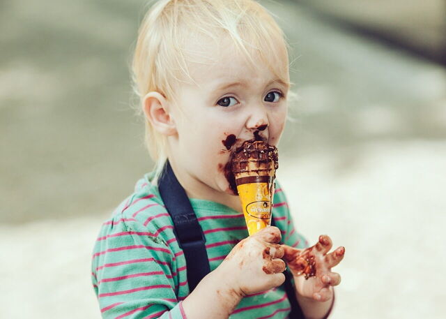 Niño comiendo helado de chocolate