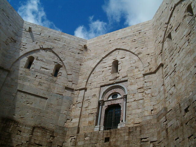 Patio del Castillo del Monte