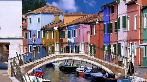 Un puente y casas en Burano