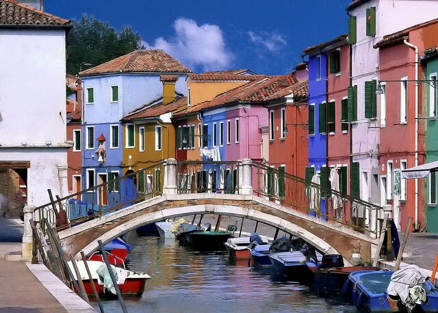 Un puente y casas en Burano