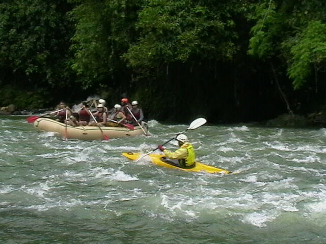 Un ejemplo de raftin bajando un río