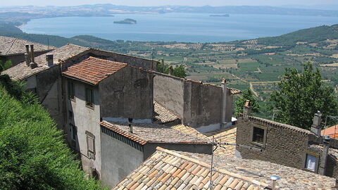 Pueblo al lado del lago Bolsena