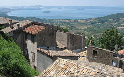 Pueblo al lado del lago Bolsena