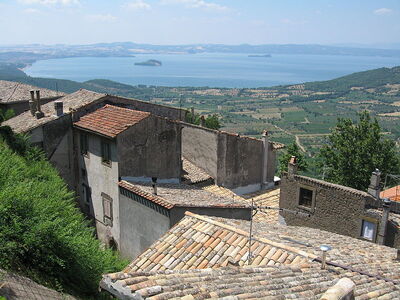 Pueblo al lado del lago Bolsena