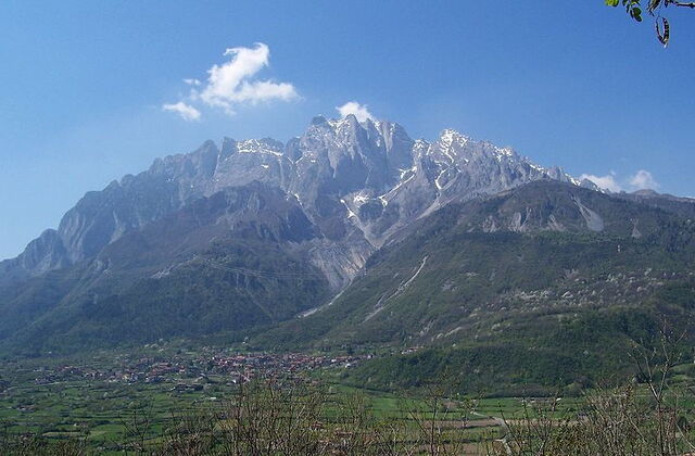monte concarena sobremirando el valle