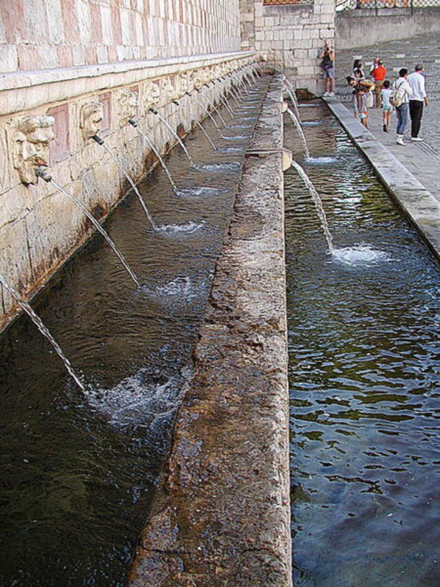 Fuente de los 99 caños
