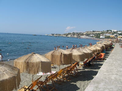 En la playa de Ischia