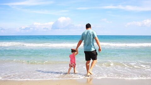 Padre e hija en una playa