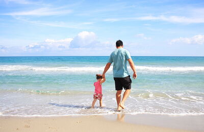 Padre e hija en una playa
