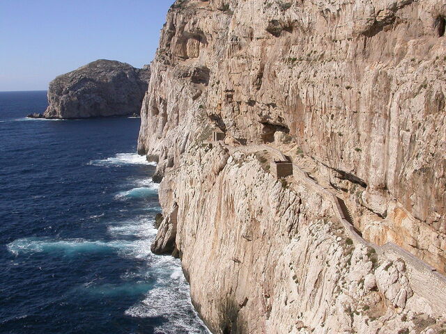 Gruta de Neptuno, acantilado