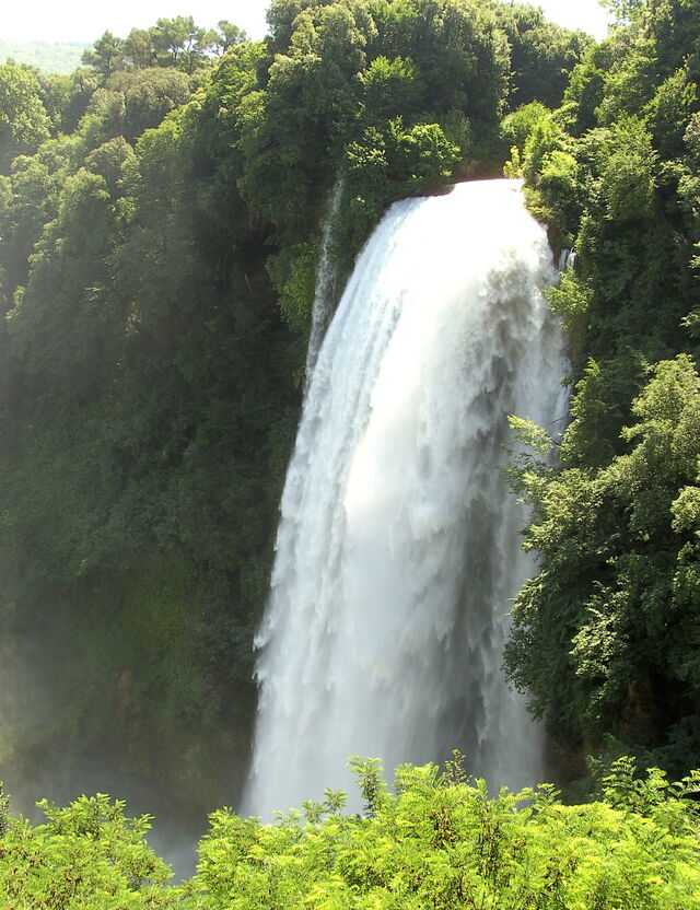 Cascada de cerca de marmore