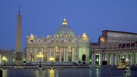Vista de la Basílica de San Pedro por la noche
