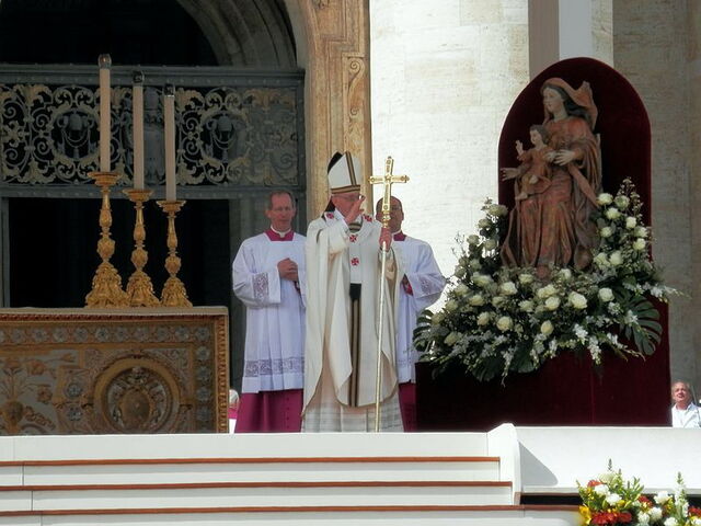 El Papa diciendo misa