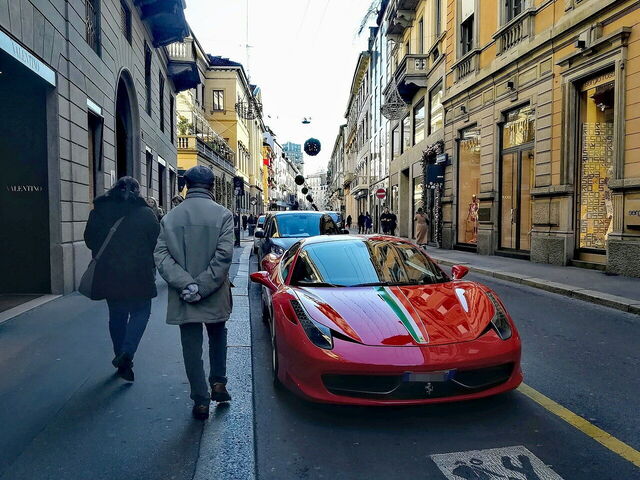 Un coche deportivo en Via Monte Napoleone