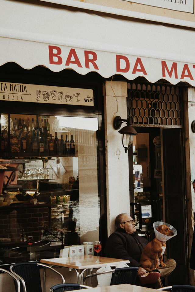 Comer fuera de un restaurante con un perro