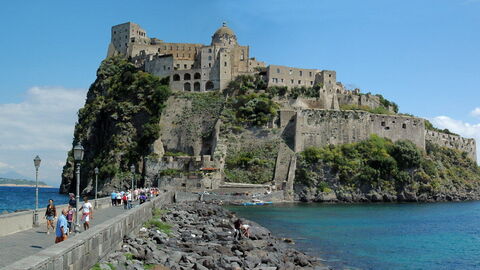 Carretera a la isla de Isquia y Castillo Aragonese