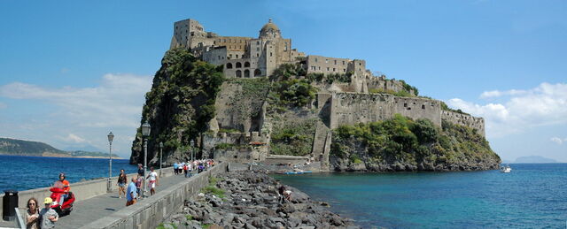 Carretera a la isla de Isquia y Castillo Aragonese