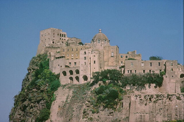 Primer plano de la isla de Ischia