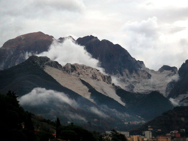 Carrara con el Monte Sagro al fondo