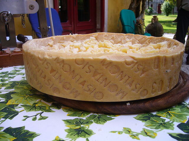 Pieza de queso de Montasio