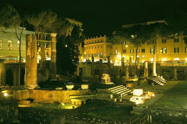 Torre Argentina, por la noche