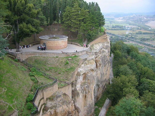 Pozo de San Patricio, exterior