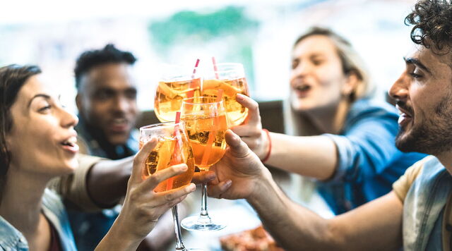 Amigos disfrutando un spritz