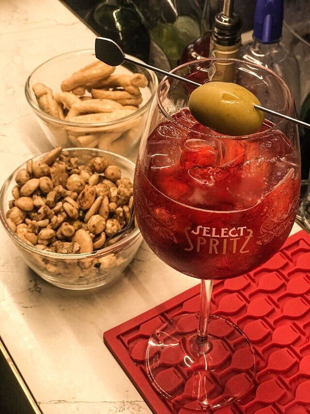 Disfrutando de un spritz en Venecia