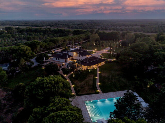 Villa Oria de noche