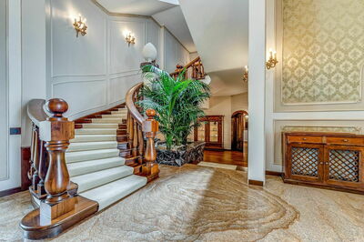 Villa Oria, escalera de entrada