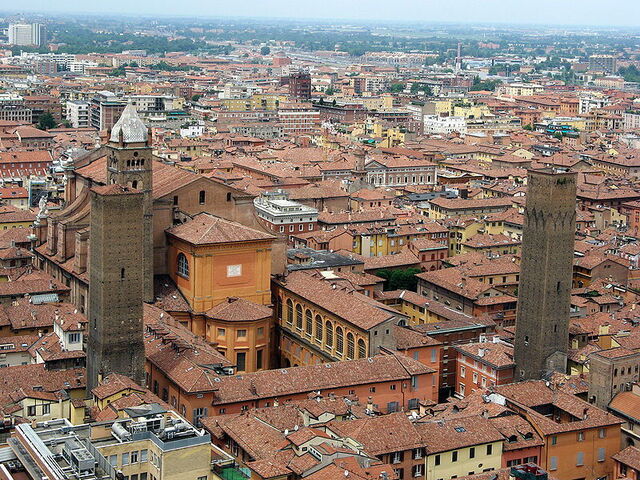 La catedral de Bolonia, Exterior