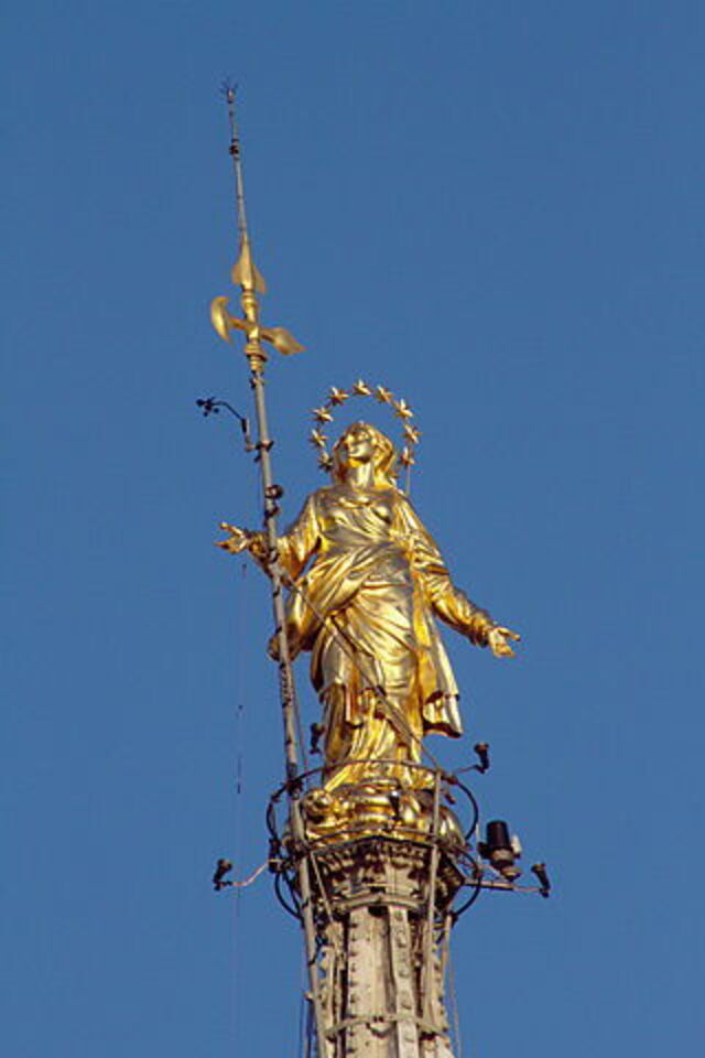 Estatua de la Virgen en la parte superior de la catedral